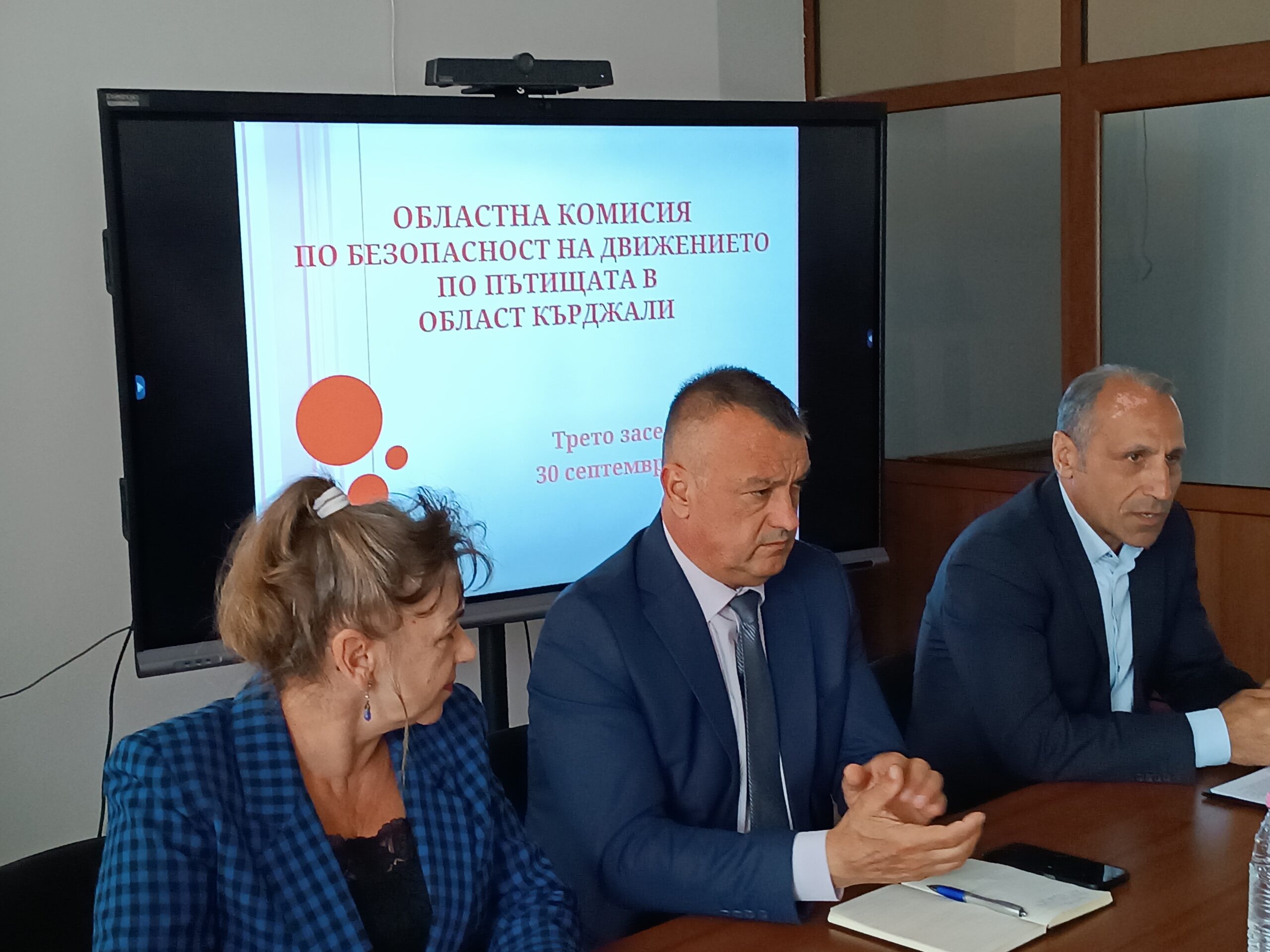 Разрешават движението на автомобили от кръстовището в началото на Кърджали по посока „Пазара на производителите“ и след приключване на ремонта на бул. „Беломорски“
